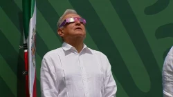 Desde Mazatlán, presidente de México observa el eclipse