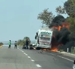 Arde en llamas otro autobús con pasajeros a bordo en Sinaloa