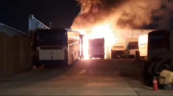 Fuerte incendio consume bodega de camiones en Mazatlán