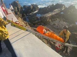 Persona cae de 5 metros de altura en área rocosa de Olas Altas