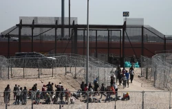 Alrededor de 400 migrantes cruzan por la fuerza a Estados Unidos desde Ciudad Juárez