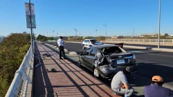 Conductor de camioneta provoca carambola en puente de Culiacán y se da a la fuga