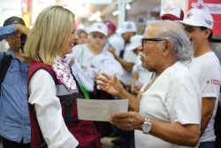 Estrella Palacios visita a comerciantes y tianguistas de la Benito Juárez en Mazatlán
