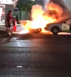 Choca taxi verde y motocicleta, ambas unidades se incendiaron