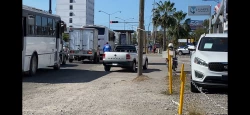 Vehículos ponen en riesgo a personas: transitan sobre banqueta en Mazatlán