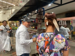 Memo Romero recorre Mercado Hacienda Victoria como parte de sus actividades de campaña