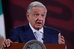 López Obrador defiende la "libertad" tras una imagen de la Santa Muerte que lo apoya