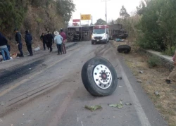 Al menos 14 muertos deja la volcadura de un autobús en el centro de México