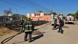Incendio en terreno baldío se propaga a otros predios en Culiacán