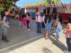 Niños y niñas de la escuela Hnos. Flores Magón de Culiacán disfrutan su fiesta en su día
