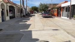 Van 8 calles rehabilitadas en Villa Galaxia con sustitución de drenaje y pavimentación.