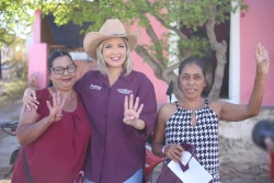 Estrella Palacios visita comunidades al sur de Mazatlán