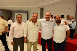 Memo Romero sostiene reunión con integrantes de CMIC Mazatlán