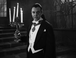 Eugenio Derbez es Drácula en la comedia que revive cómo se grabó el filme en 1930