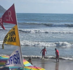 Salvavidas rescatan de ahogarse a dos personas en Mazatlán