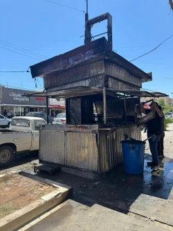 Se incendia icónico negocio de hotdogs en Los Mochis