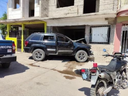 Se estampa camioneta en fachada de casa en Escuinapa; hay daños materiales