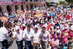 Se suman mazatlecos a marcha “Marea Rosa” en defensa de la democracia en el país