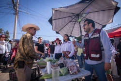 Gámez Mendívil recorre tianguis de Culiacán 