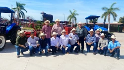 Entregan maquinarias a ganaderos de Sinaloa
