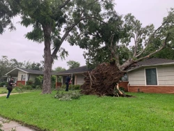Houston recuenta los daños que ha dejado una tormenta con 4 muertos y numerosos destrozos