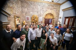 Se reúne con comerciantes y mujeres emprendedoras