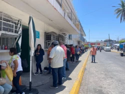 Denuncian largas filas para entregar documentos para el pago de pensiones en el IMSS