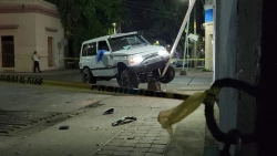 Conductor muere de infarto en su camioneta; después es impactado por otro vehículo