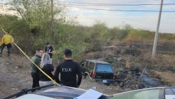 Encuentran a hombre sin vida debajo de camioneta en barranco; el conductor se dio a la fuga