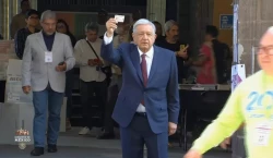 López Obrador vota en las elecciones presidenciales de México