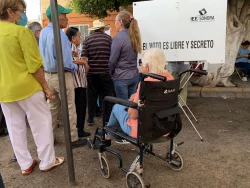 Adultos mayores acuden a votar a como se dé lugar en Cajeme, Sonora