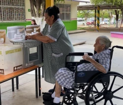 A sus 99 años de edad, Rosario acude a votar
