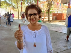 Olegaria Carrazco emite su voto en compañía de su familia