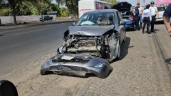 Carambola deja 3 vehículos destruidos y dos lesionados en Culiacán