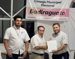 José Paz López Elenes recibe constancia de mayoría