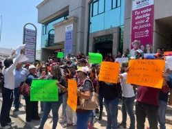Morenistas de Navolato se manifiestan en el IEES exigen documentos