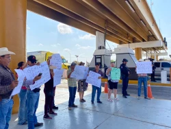 Habitantes de El Carrizo se manifiestan en caseta de San Miguel, exigen nueva carretera