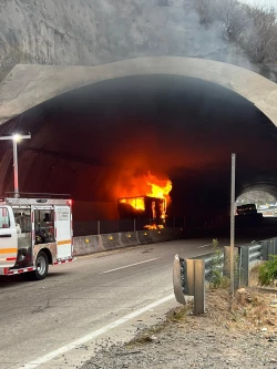 Se incendia tráiler que transportaba medicina en Carretera Durango - Mazatlán