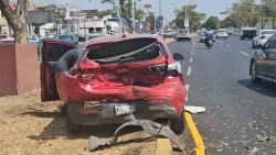 Bajo supuestos efectos de alcohol y droga, conductor de vehículo chocó varias unidades en Culiacán