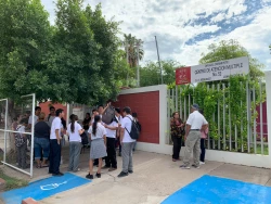 Madres y padres de familia cierran escuela en Ciudad Obregón por maltrato a sus hijos