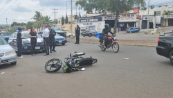 Mujer y menor de edad que circulaban en moto, resultan lesionados tras chocar con vehículo