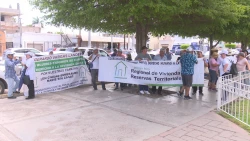 Se manifiestan familias que solicitan vivienda en Los Mochis