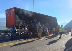 Tras incendiarse en carretera Mazatlán-Durango, tráiler es saqueado