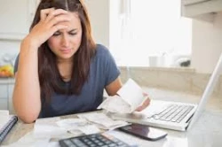 Mujeres sufren más estrés económico