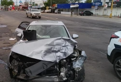 Fuerte choque entre dos vehículos deja sólo pérdidas materiales en Culiacán
