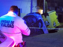 Tremendo socavón en Culiacán se traga una camioneta