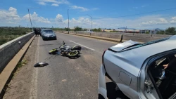 Pareja de motociclistas sufren grave accidente tras impactarse contra un automóvil en Culiacán