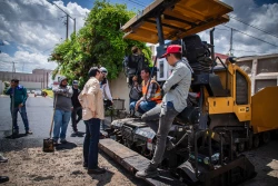 Gámez Mendívil supervisa pavimentación en Terranova