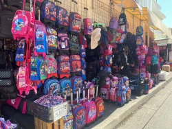 Comerciantes esperan repunte de ventas de mochilas