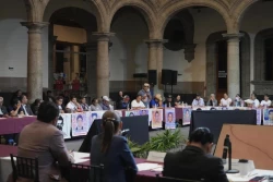 AMLO y Sheinbaum se reunieron con padres de normalistas